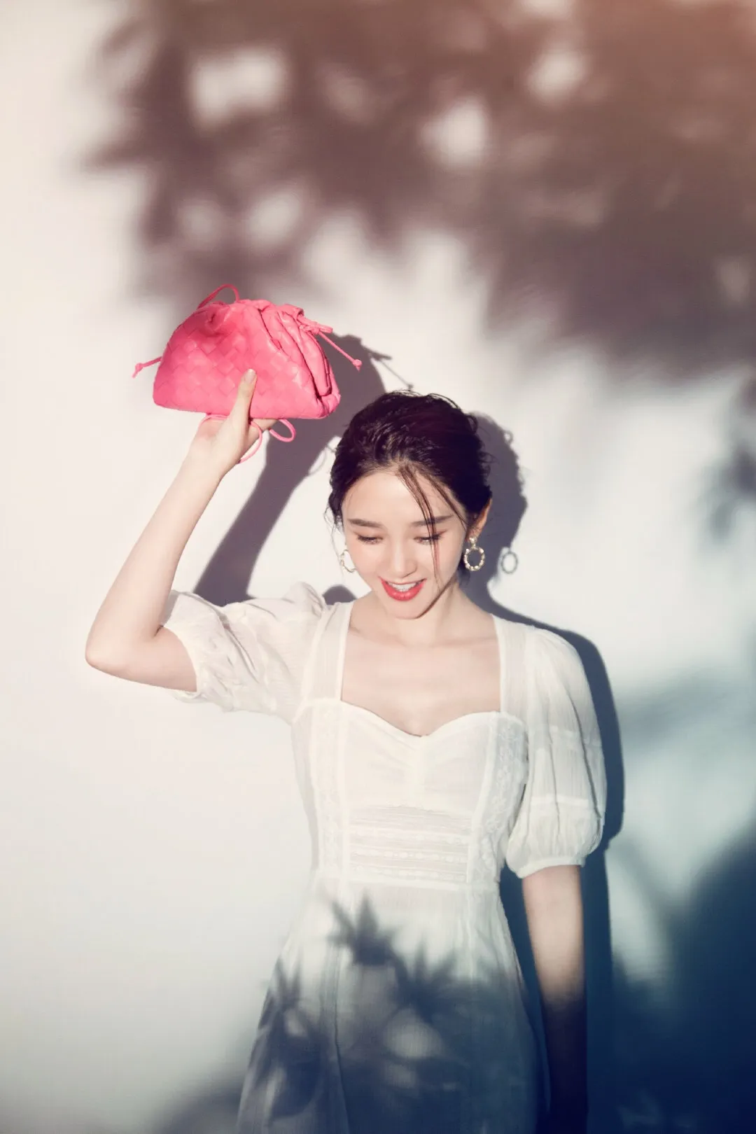 Tang Yixin# holds the pouch cloud bag in girly pink color, full of girlish feeling💕